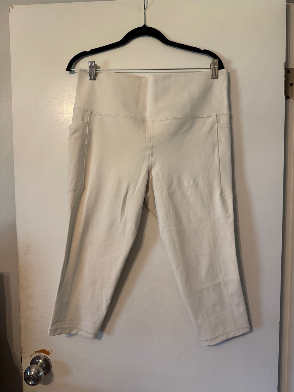 Athleta Salutation Stash Capri